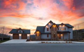Brand New Mountain Lodge, indoor pool, elevator, great views! Professional Photos Coming!